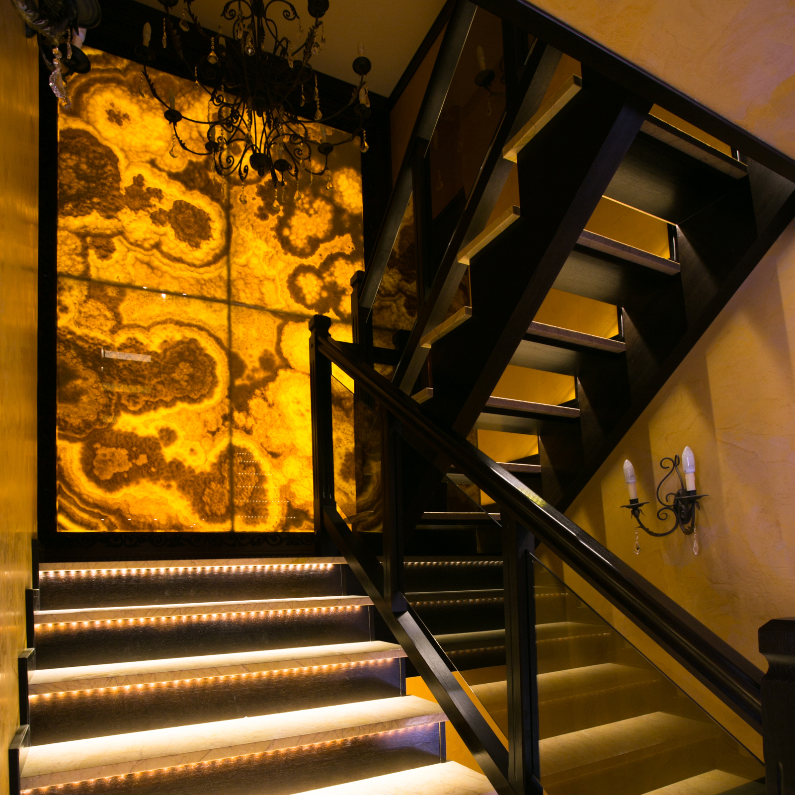 Панно из оникса