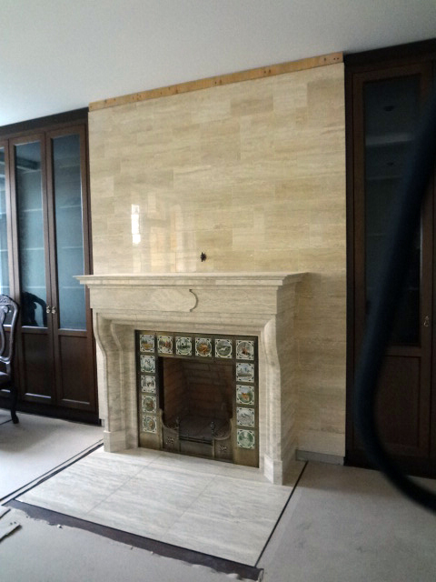 Камин из травертина